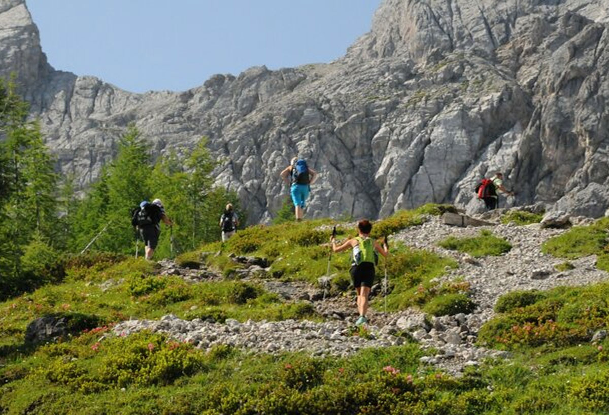 5 köpfige Wandergruppe in den Bergen von Lienz