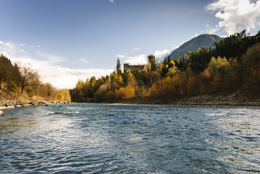Schloss Bruck in Lienz in Osttirol aufgenommen von einem Fluss