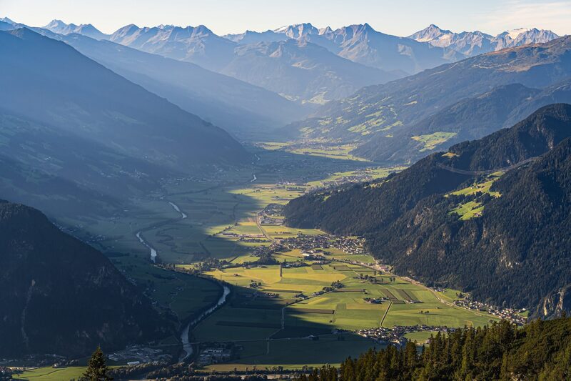 Panoramablick ins Zillertal aufgenommen von einer Anhöhe